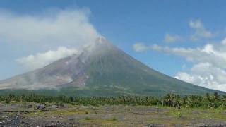 preview picture of video 'Mayon Volcano December 27, 2009 10:35AM'