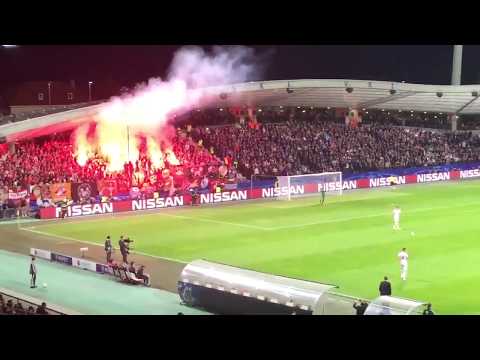 I tifosi dello Spartak Mosca lanciano un razzo in campo