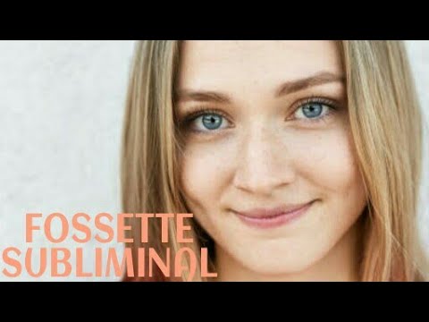Ombre di un biondo alla persona con lentiggini La crema contro pigmentary nota su un corpo e una faccia