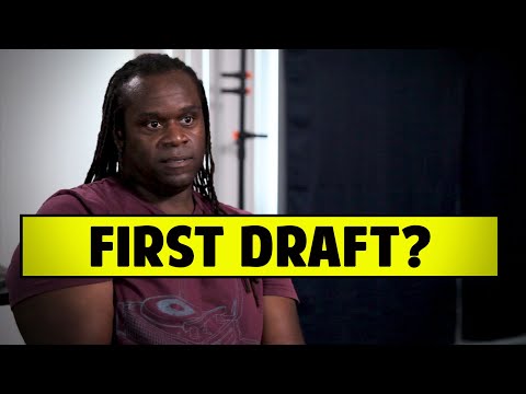 Should A Screenwriter Give Anyone The First Draft Of A Screenplay? - Markus Redmond