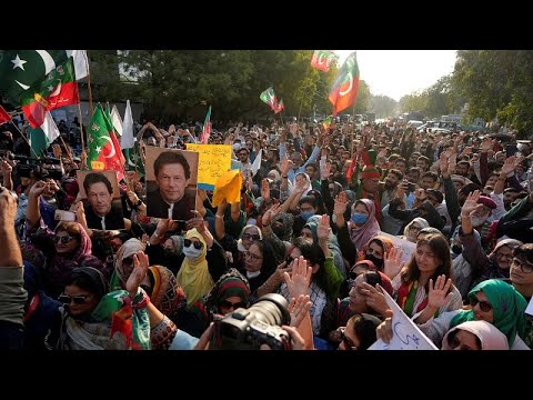 فيديو أنصار عمران خان يتظاهرون احتجاجا على نتائج الانتخابات في باكستان