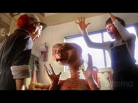 Alien gets scared by a little girl | E.T. the Extra-Terrestrial | CLIP