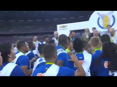 Fábio levanta o Troféu de Campeão Brasileiro de 2014.