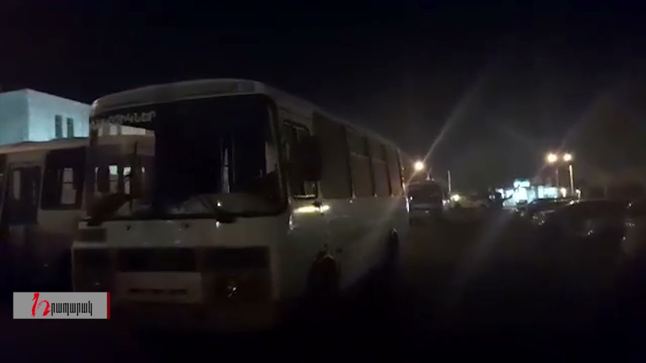 ՊՆ աշխատակիցները պատանդ են մնացել նախարարության շենքում