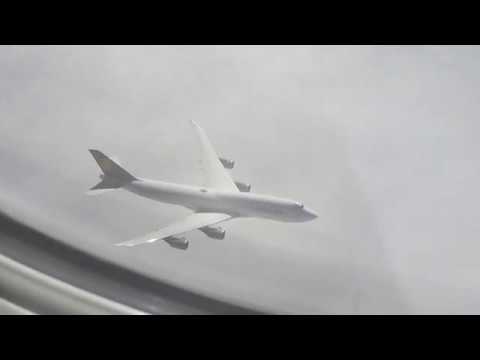 CLOSE UP Air Race Boeing 747-8 vs 747-400 Lufthansa