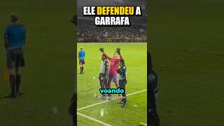 Jogaram uma garrafa no goleiro e ele fez isso! 😳