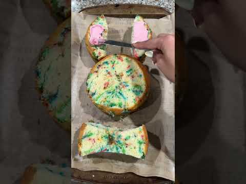 easy bunny cake for Easter 🐰🌸🐣 can be used with homemade or store bought ingredients! #easter
