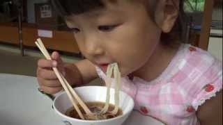 preview picture of video '流しそうめんを食べるせんもも Japanese Somen Noodle'
