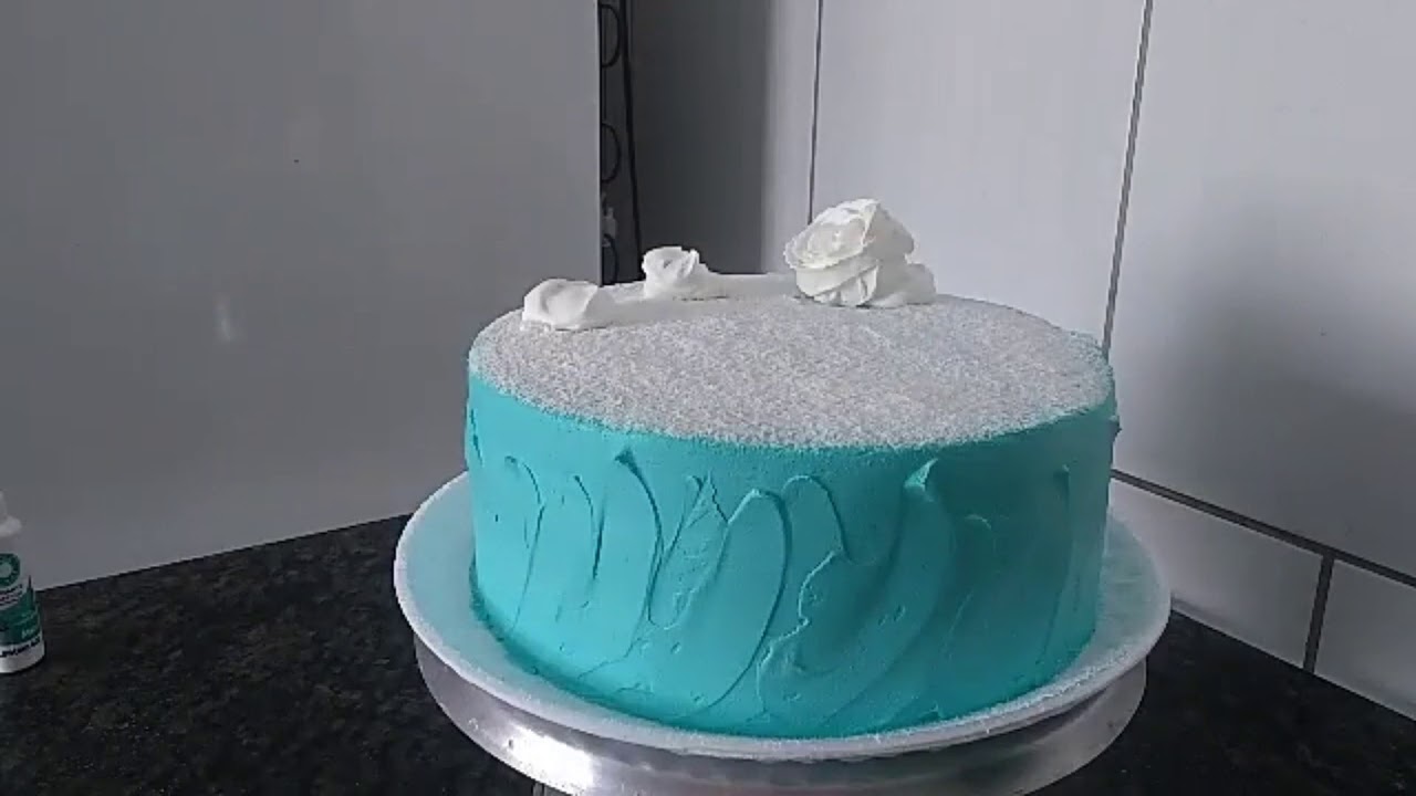 Bolo aniversário cor azul turquesa com rosa