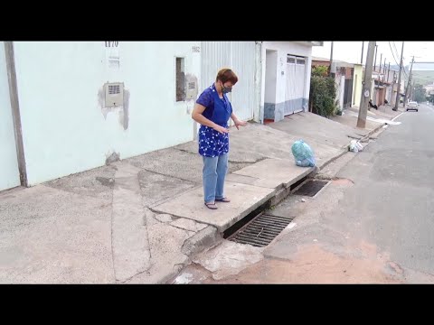Bueiro entupido atrapalha comerciante em Rio Claro