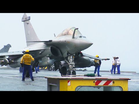 Départ en mission de Rafale Marine par mauvais temps