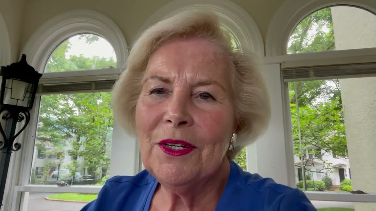 9 Quick Ways to Kickstart Your Decluttering Journey | Downsizing Designer Tips