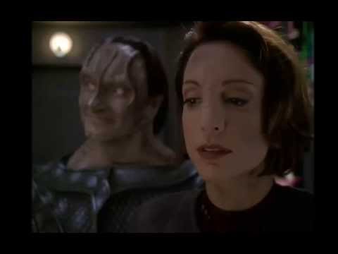 DS9: Garak inspects a plasma rifle