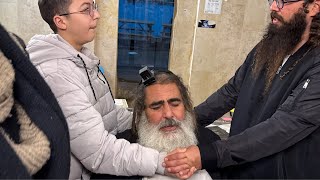 ‏ הרב שלום סבג שידור חי כ״ז באדר (הרב שלום סבג) - התמונה מוצגת ישירות מתוך אתר האינטרנט יוטיוב. זכויות היוצרים בתמונה שייכות ליוצרה. קישור קרדיט למקור התוכן נמצא בתוך דף הסרטון