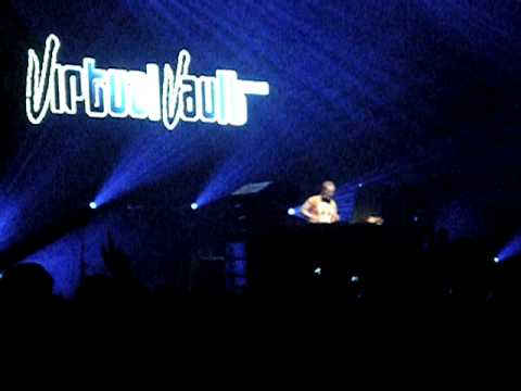 Virtual Vault playing Stereo Love @ Heineken Music Hall