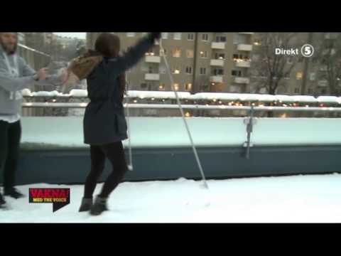 Izza åker skidor för första gången - VAKNA! med The Voice