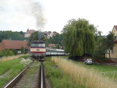 "Berta" 749.121 zabere na plný céres na postrku osobního vlaku do Vizovic. Zádveřice, 13.7.2008.