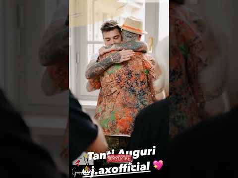 Fedez fa pace con J-Ax 😭 l'abbraccio per il compleanno di J-Ax 🫂 #shorts