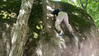 Video thumbnail of 穴料理長, 二段 (7c). 瑞牆 (Mizugaki)