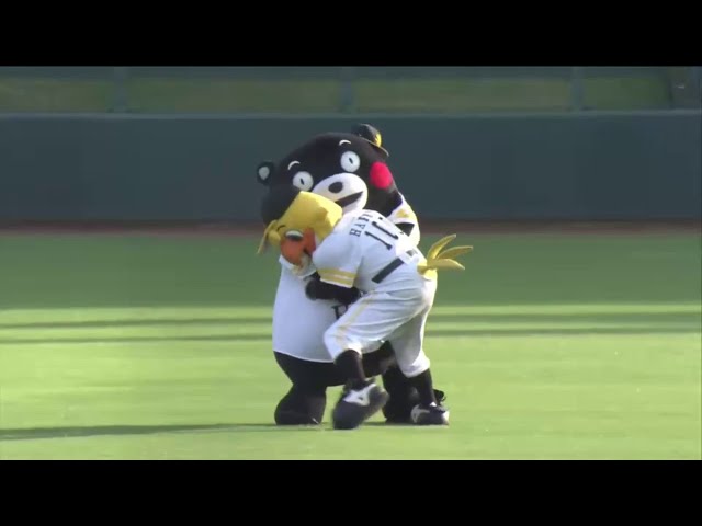 熊本の地で九州の2大キャラ!?による夢の対決実現!! くまモン vs.ハリーホーク