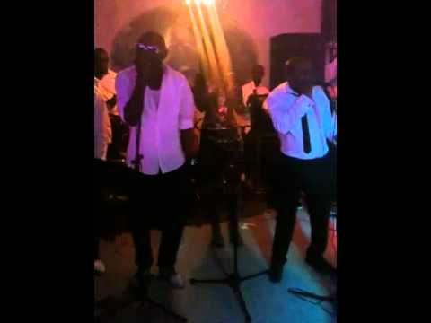 Claudia bakisa black pearl en concert chez jb mpiana bcbg