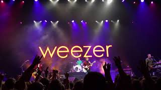Weezer &quot;The World Has Turned And Left Me Here&quot; 28 oct 2017