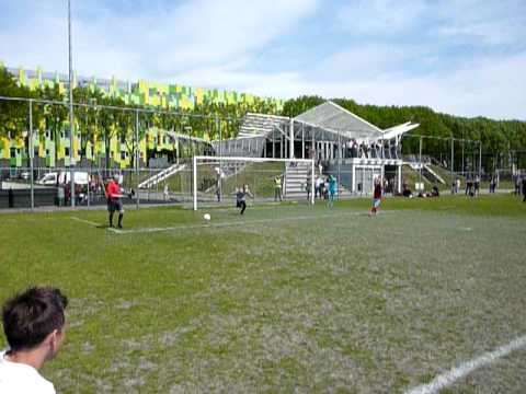 Toernooi Zwaluwen Utrecht 29.5.2010 VV De Meern D2 1e, redding Tom (1)