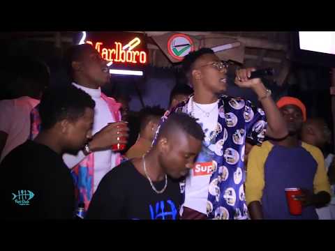 joh maker akifanya show ya Nyimbo yake CHEKECHA