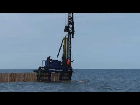 Kafar, ostrogi, falochron, Niechorze 2016, Morze Bałtyckie, Pile driver maschine at Baltic sea