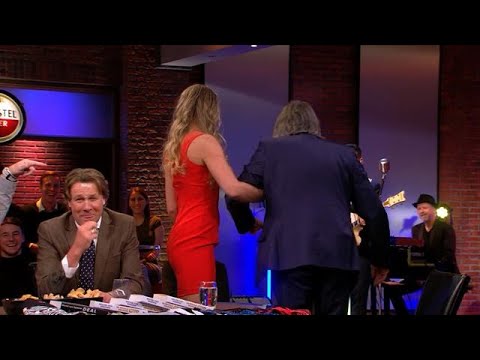 Johan Derksen krijgt walk-on girl voor in de pauze: ''Dit wordt een #MeTootje'' - VOETBAL INSIDE