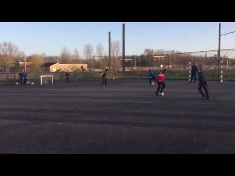 Leonidas 1 tegen 1 heeft een blauwe trainingspak aan