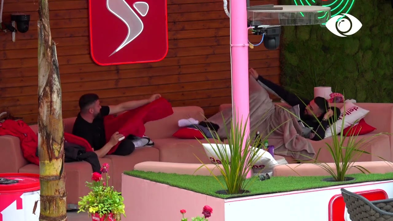 Elvisi dhe Lorenci shtrihen për të fjetur në oborr