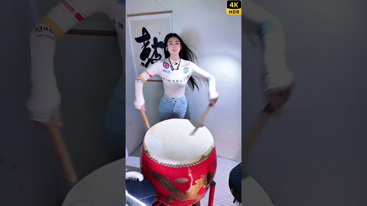 144The passionate performance of Chinese dizi (a type of traditional Chinese drum)