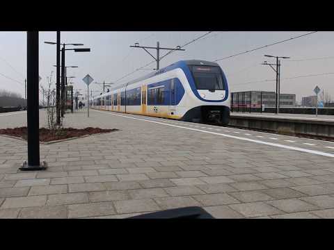 2x SLT vertrekt uit station Almere Oostvaarders