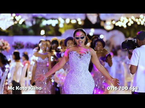 UTAPENDA BI HARUSI ALIYETREND NA KUWATAMANISHA WAREMBO WENGI NDOA ALIVYOINGIA KWA MBWEMBWE UKUMBINI 