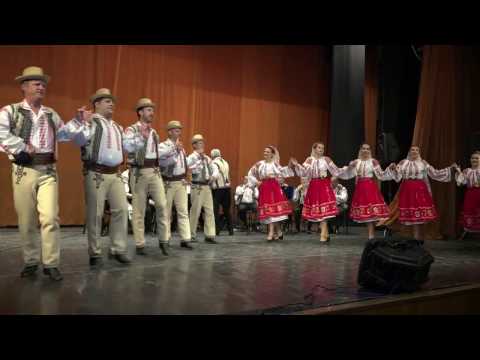 Spectacol festiv „Flori de cântec românesc”