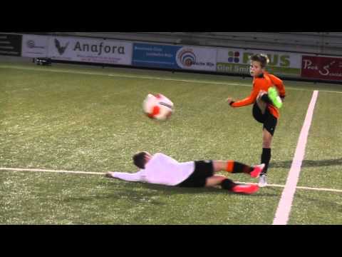 17 oktober 2012 VV De Meern E5 - VV De Meern E9 vr 5-4 Redding op de lijn