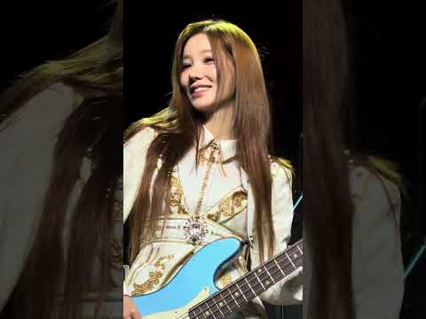 251112 QWER (큐더블유이알) - T.B.H. - 1st World Tour ROCKATION in Houston