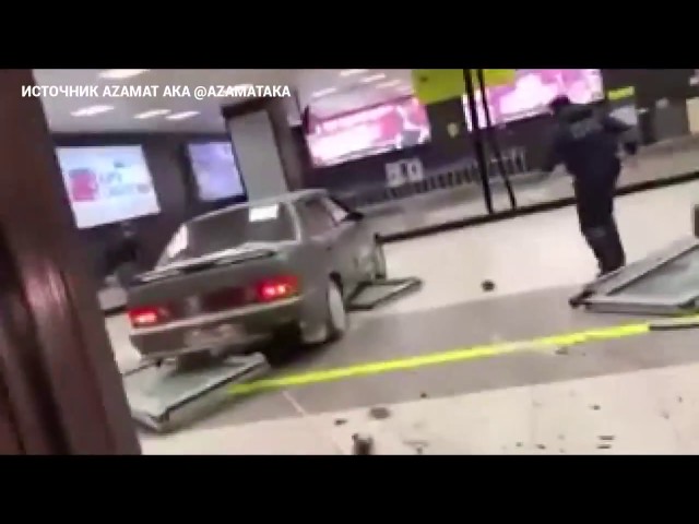 Появилось видео погони за протаранившим терминал аэропорта лихачем ( видео)
