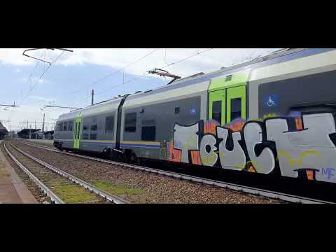 Minuetto scarabocchiato in arrivo alla stazione di Alessandria