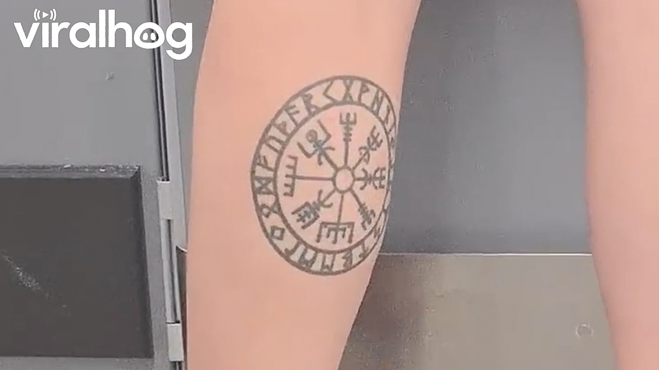 Women Stumbles Upon Tattoo Twin While Shopping || ViralHog