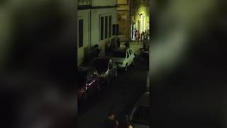 Sesto San Giovanni, la rissa rischia di trasformarsi in una trappola per gli agenti della polizia...