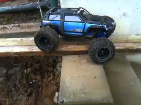 Traxxas Summit urban crawling