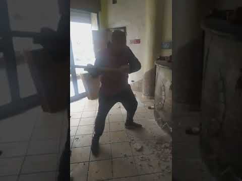 Sassari, non ce la fa a riaprire la pizzeria dopo il lockdown e distrugge il locale a martellate