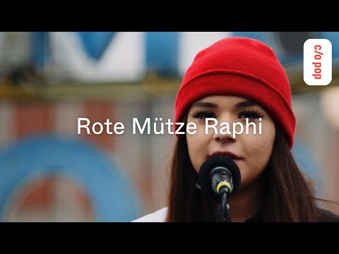 Rote Mütze Raphi | c/o pop xoxo 2021