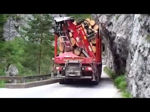 Lkw zwängt sich durch enge Gebirgsstraße