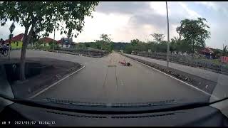 Download lagu Budak jatuh basikal 😥 mp3 Download lagu Budak jatuh basikal 😥 mp3