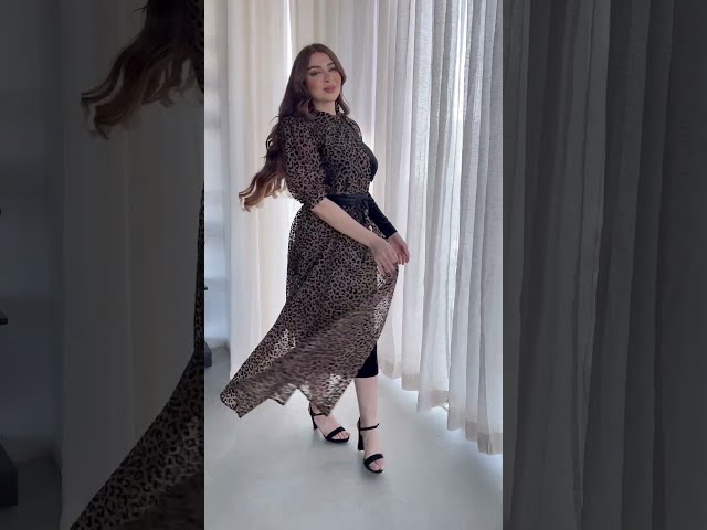 فستان سهرة مخمل بطبعات اورجانزا تايجر وتصميم كتف مكشوف