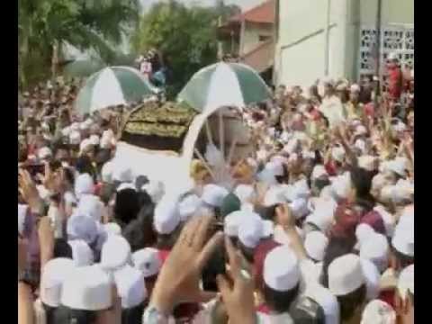 Thousands attend Nik Aziz's funeral