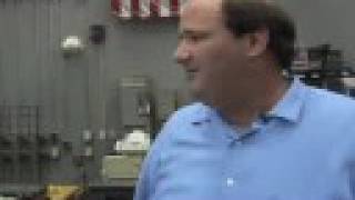 Брайан показывает "Офис"